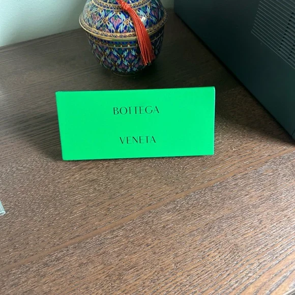 Bottega Veneta Bright Green Logo Card - Picture 3 of 3